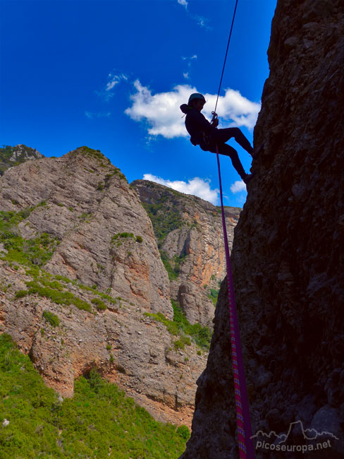 Rapelando entre de la R3 a la R1, Aguja Roja, Riglos