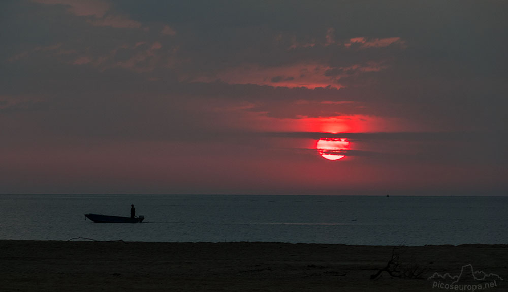 Foto: Puesta de sol en la zona de Calabria, Italia