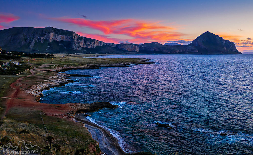 Foto: Puesta de sol en las playas de la zona de San Vito lo Capo, Sicilia, Italia.