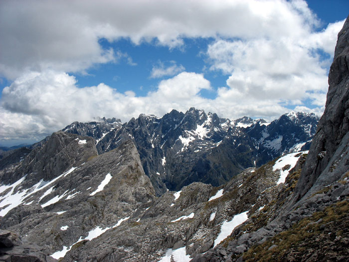 Desde las proximidades de la Boca del Joon, al fondo Torre Cerredo, la cadena de cumbres anterior es la que une la Verdilluenga con el Jultayu