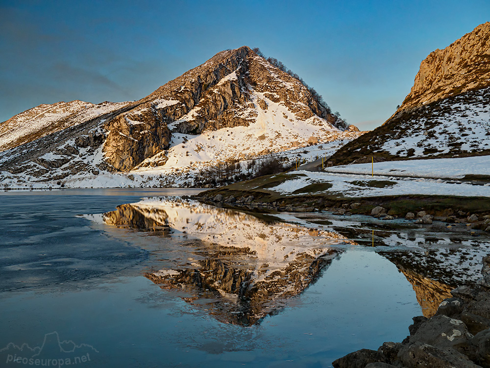 Foto: La cumbre es la Porra de Enol que se levanta sobre el lago de Enol, Lagos de Covadonga, Parque Nacional de Picos de Europa, Asturias