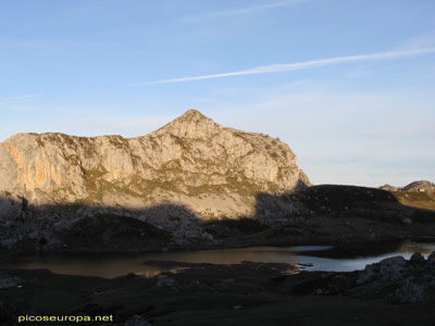 Lago de la Ercina, empezando el camino de Ario. Lagos de Covadonga, Picos de Europa