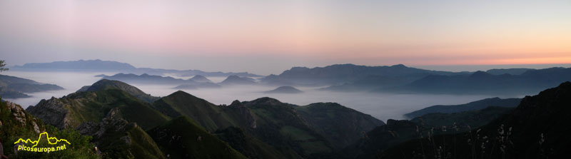 Atardecer desde las proximidades al collado de la carrtera que da acceso al lago de Enol. Lagos de Covadonga, Picos de Europa. Asturias