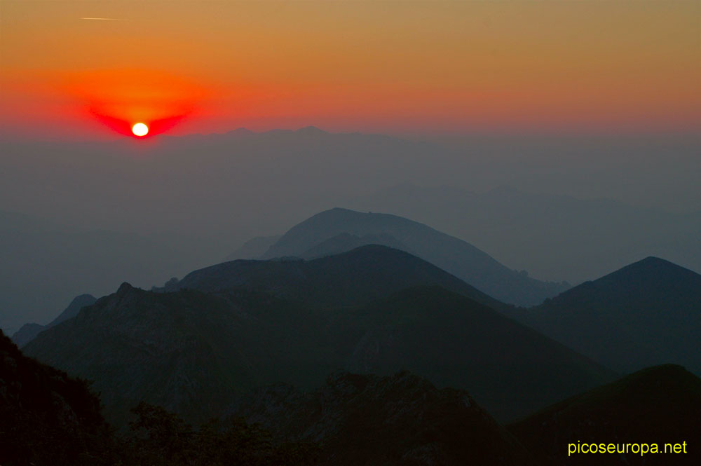 Foto: Atardecer desde las proximidades de los Lagos de Covadonga, Parque Nacional de Picos de Europa, Asturias