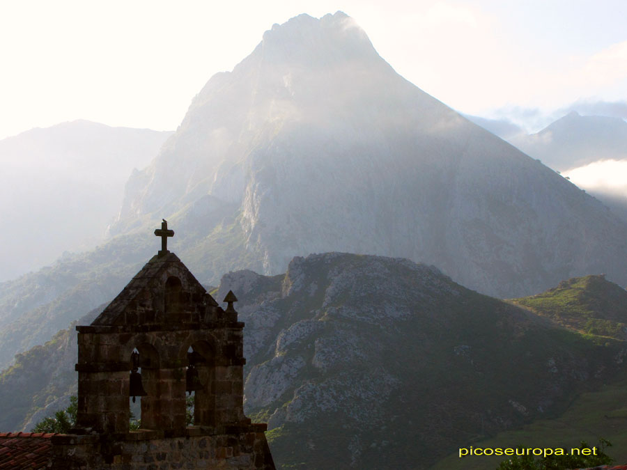 Foto: Iglesia de Cabañes, por detras Peña Ventosa al otro lado ya del desfiladero de la Hermida.