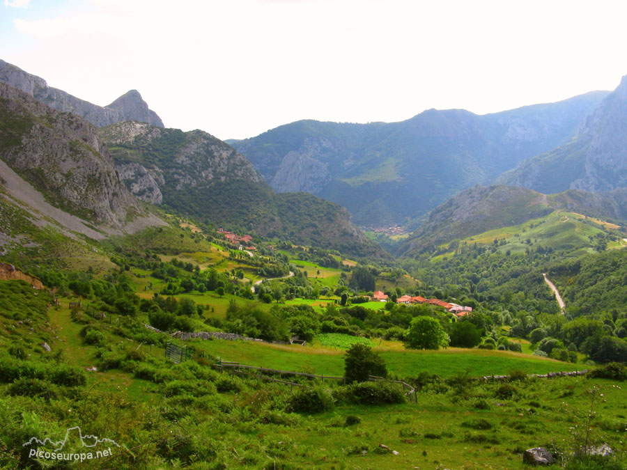 Foto: El pueblo de Penduso y al fondo Cabañes.