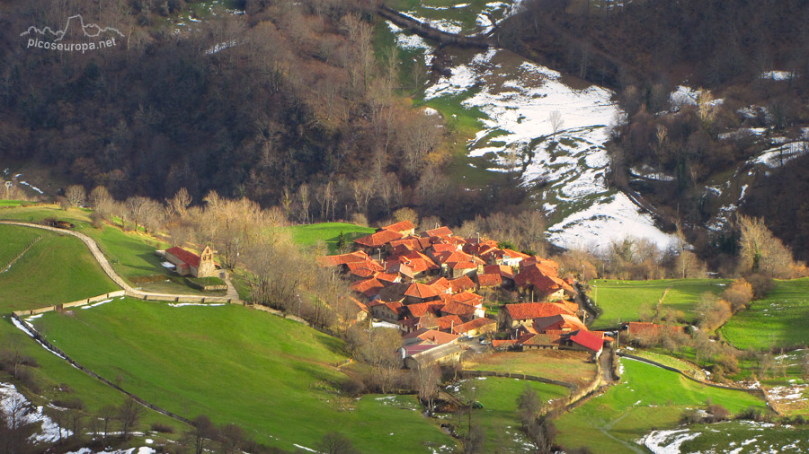 Foto: El Pueblo de Caloca desde la Collada de Camponuera, La Liebana, Cantabria