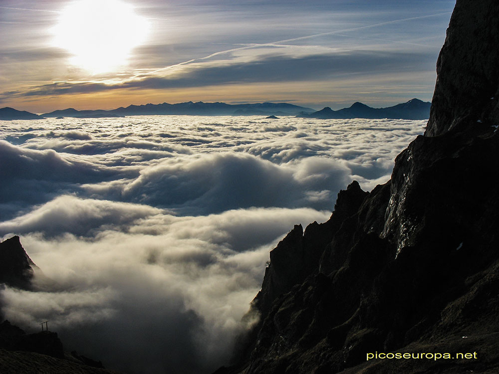 La niebla cubre Liebana, vista tomada desde el Collado de Camara un mirador impresionante de La Liebana, Cantabria