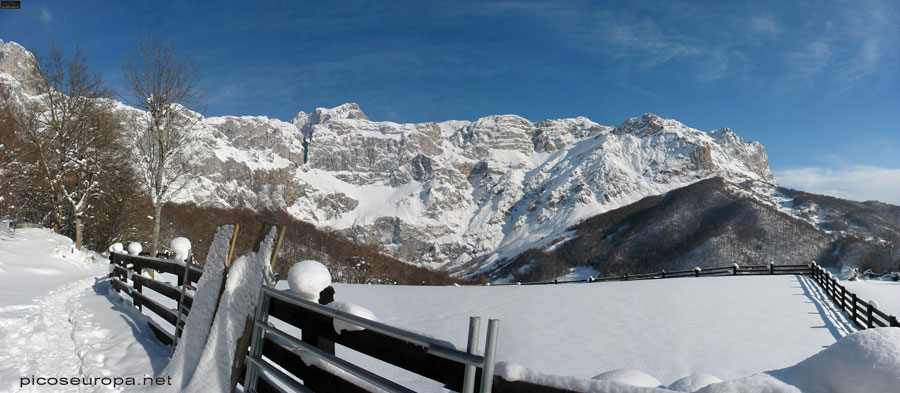 Los Picos de Europa desde la pista que sube al Collado de Valdeón desde Fuente Dé. Liebana, Cantabria