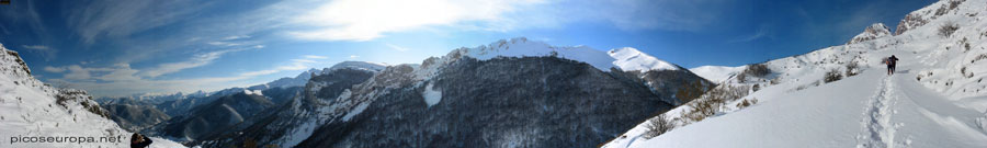 Coriscao desde la pista que sube al Collado de Valdeón desde Fuente Dé. Liebana, Cantabria