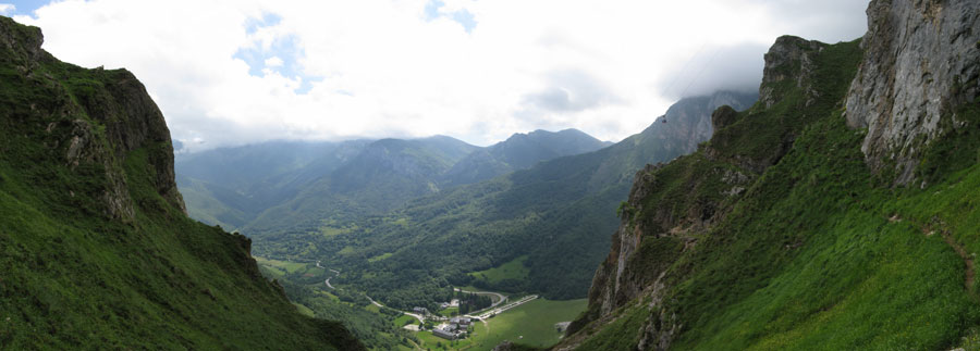 El valle de Fuente De desde el Collado de Valdecoro en la pared del Teleférico