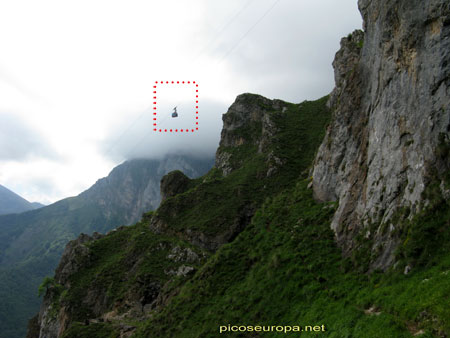 Foto: La cabina del Teleferico de Fuente De, diminuta en medio de un inmenso paisaje, casi volando