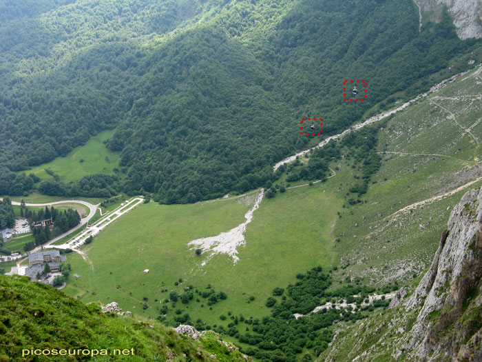 Foto: La cabina del Teleferico de Fuente De, diminuta en medio de un inmenso paisaje, casi volando