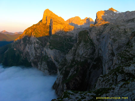 Foto: Atardecer desde el Cable, estación superior del Teleferico de Fuente De, Picos de Europa