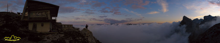 Foto: El Cable (estación superior del Teleferico de Fuente De) al anochecer, al fondo la Luna aparece ya en el cielo, Valle de Liébana, Cantabria, Picos de Europa