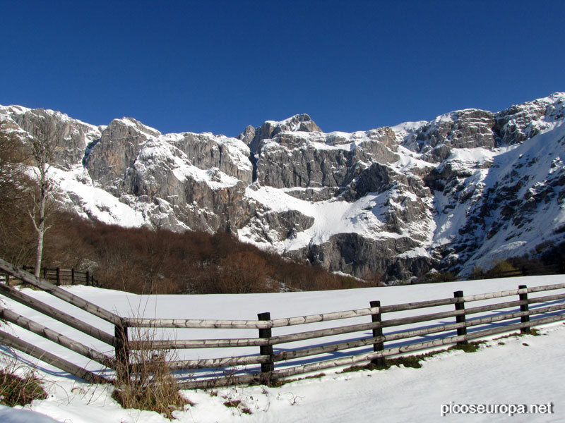 Foto: El impresionante circo de montañas de Fuente De, Liebana, Cantabria