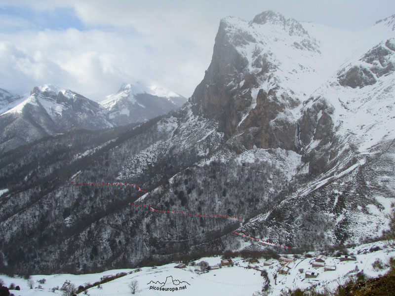 Foto: Invernales de Igüedri, en la pista que sube de Espinama hacia Aliva, al fondo la senda que lleva a Fuente Dé