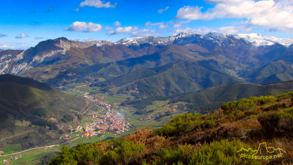 Foto: El pueblo de Potes, corazon de la comarca de La Liebana, desde la Cruz de Viorna, al fondo Peña Ventosa y a la derecha el cordal de Peña Sagra