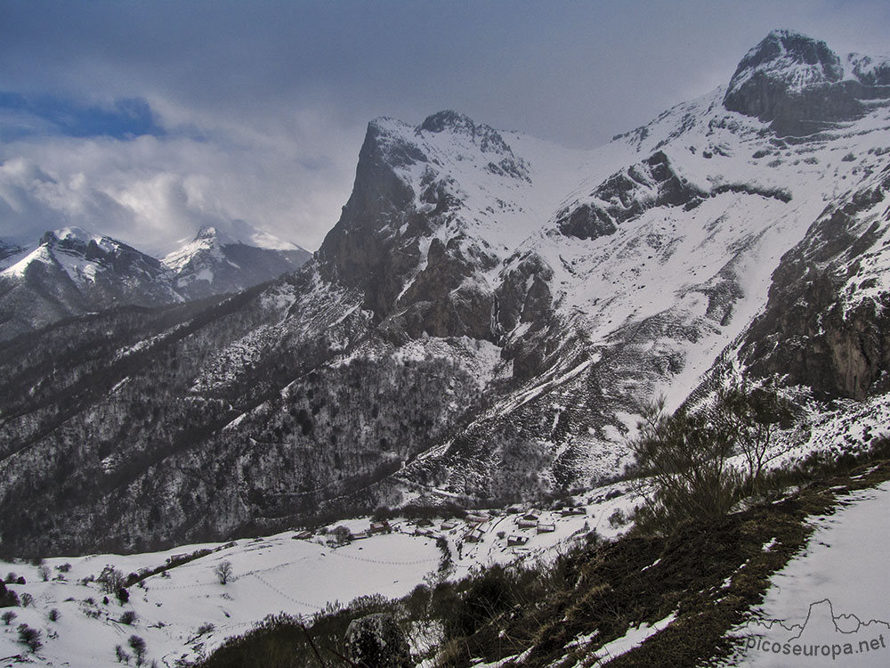 El imponente Pico Valdecoro y a su derecha el Cueto Redondo, Picos de Europa, La Liebana, Cantabria