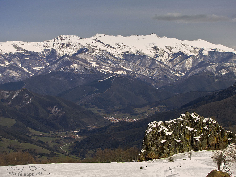 Al fondo y abajo la población de Potes y encima Peña Sagra, La Liebana, Cantabria