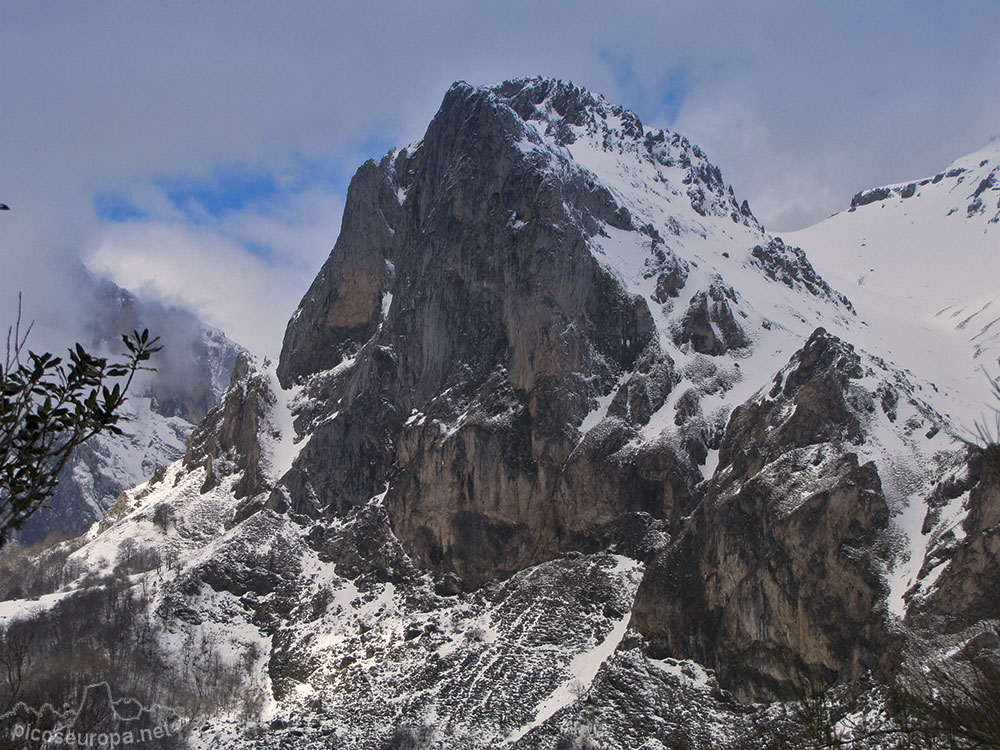 El imponente Pico Valdecoro, Picos de Europa, La Liebana, Cantabria