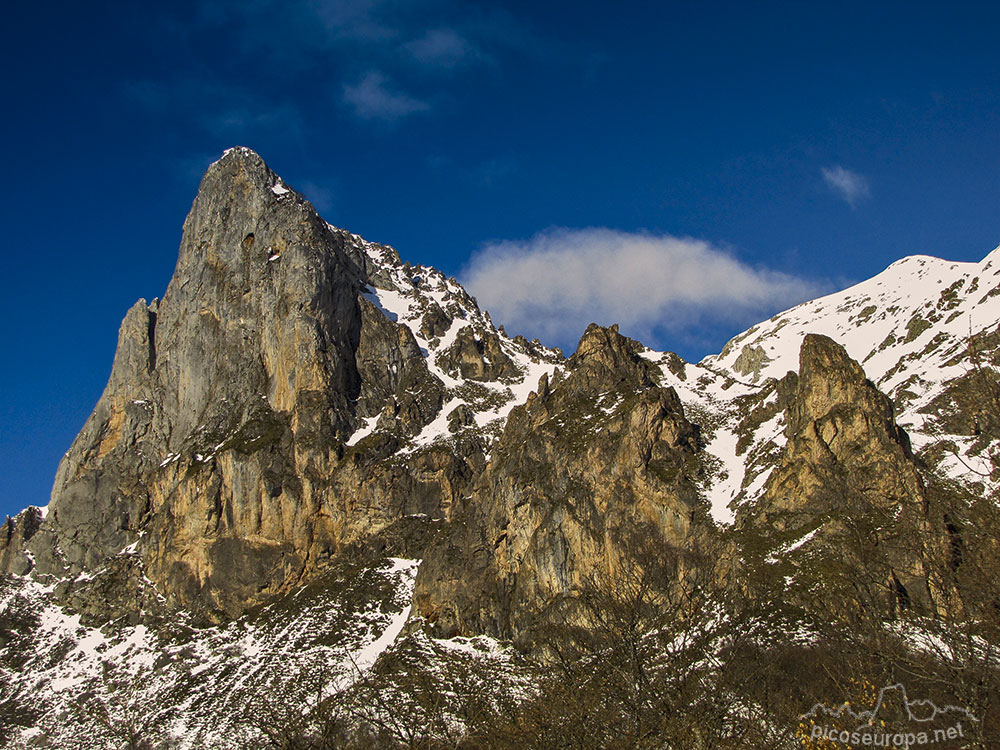 El imponente Pico Valdecoro, Picos de Europa, La Liebana, Cantabria