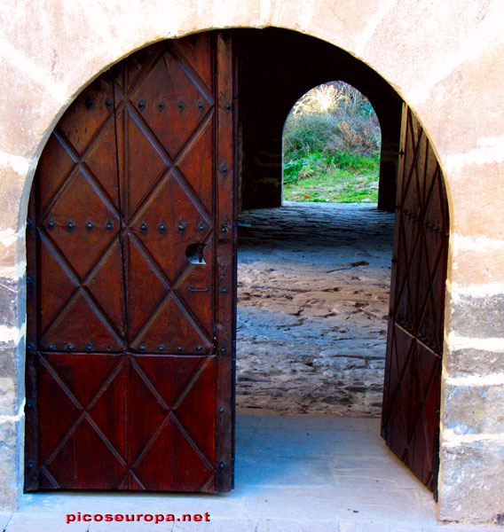 Acceso a la Iglesia de Piasca, La Liebana, Cantabria