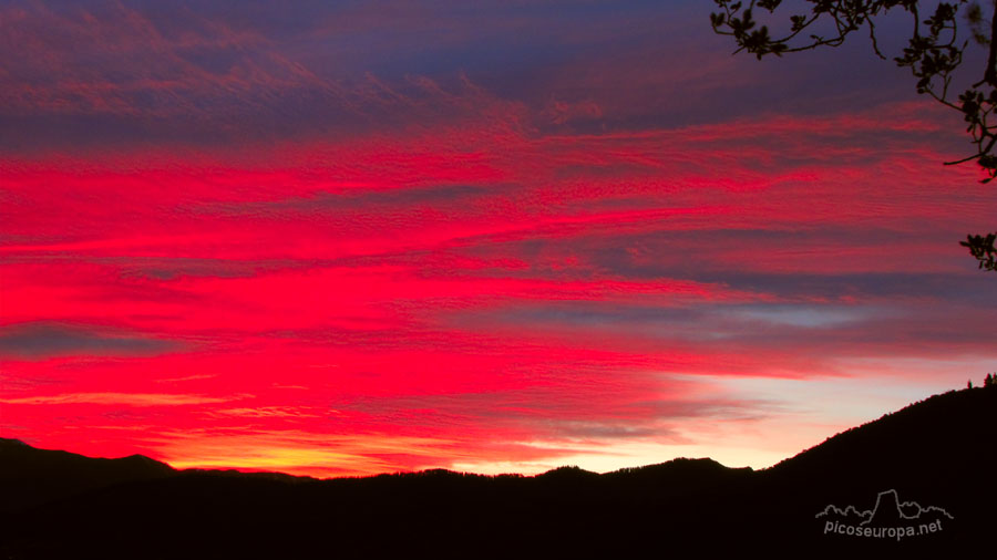 Foto: Amanecer desde la Ermita de San Miguel, Monasterio de Santo Toribio de Liebana, La Liebana, Cantabria