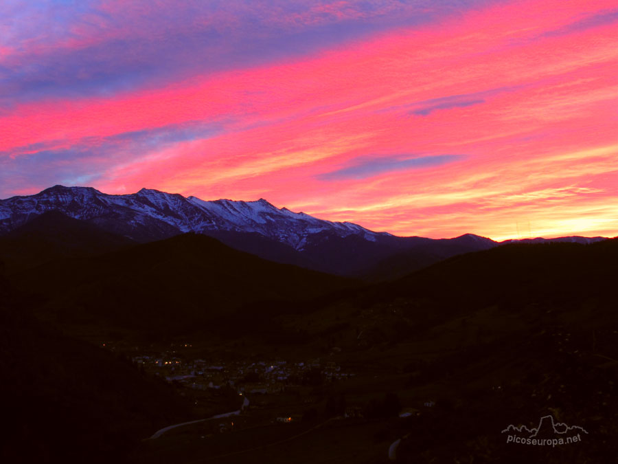 Amanece sobre Potes, La Liebana, Cantabria, Picos de Europa