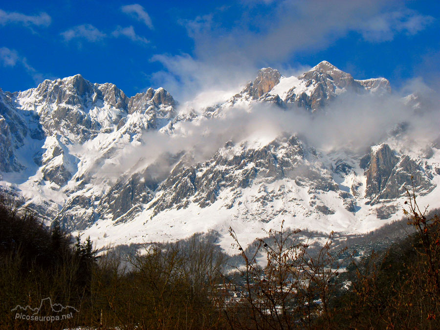 Foto: Macizo Oriental de Picos de Europa desde la Ermita de San Miguel, Santo Toribio de Liebana, La Liebana, Cantabria