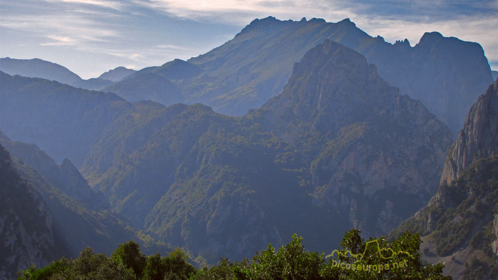 Foto: Mirador y Castillo de la Bolera de los Moros sobre el desfiladero de la Hermida, Picos de Europa