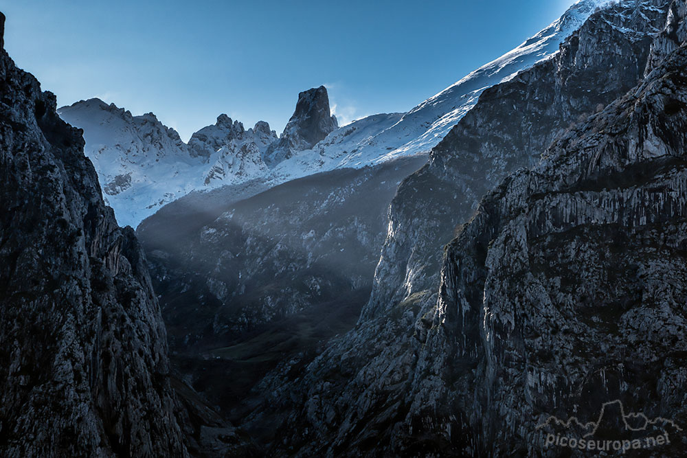 Foto: Picu Urriellu (Naranjo Bulnes) desde el mirador de Camarmeña, en primer termino la Cana del Tejo, Picos de Europa.