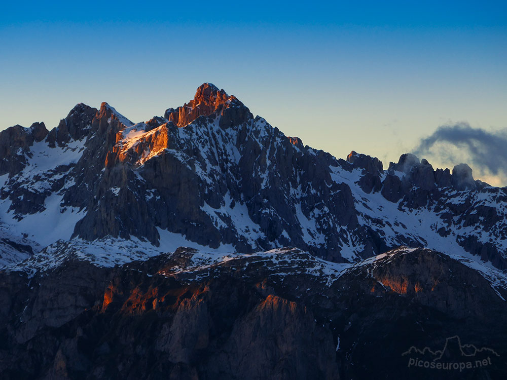 Peña Vieja en Picos de Europa desde el Mirador Collado de Llesba, Cordillera Cantabrica