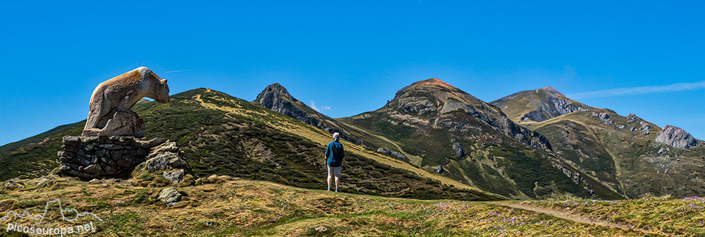 El pico Coriscao al fondo desde el monumento al Oso, en las inmediaciones del Collado de Lleba, Puerto de San Glorio.