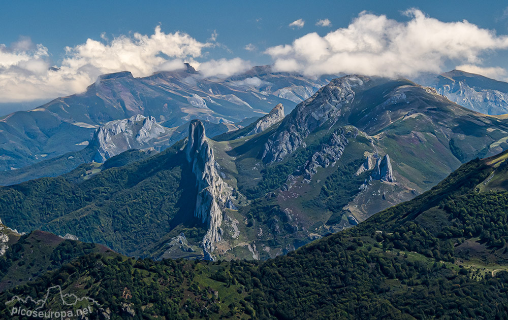 Peña Labra al fondo, el Pico Corcina cuya cumbre tapa la nube y por detrás, oculto por las nubes, el Pico Tres Mares