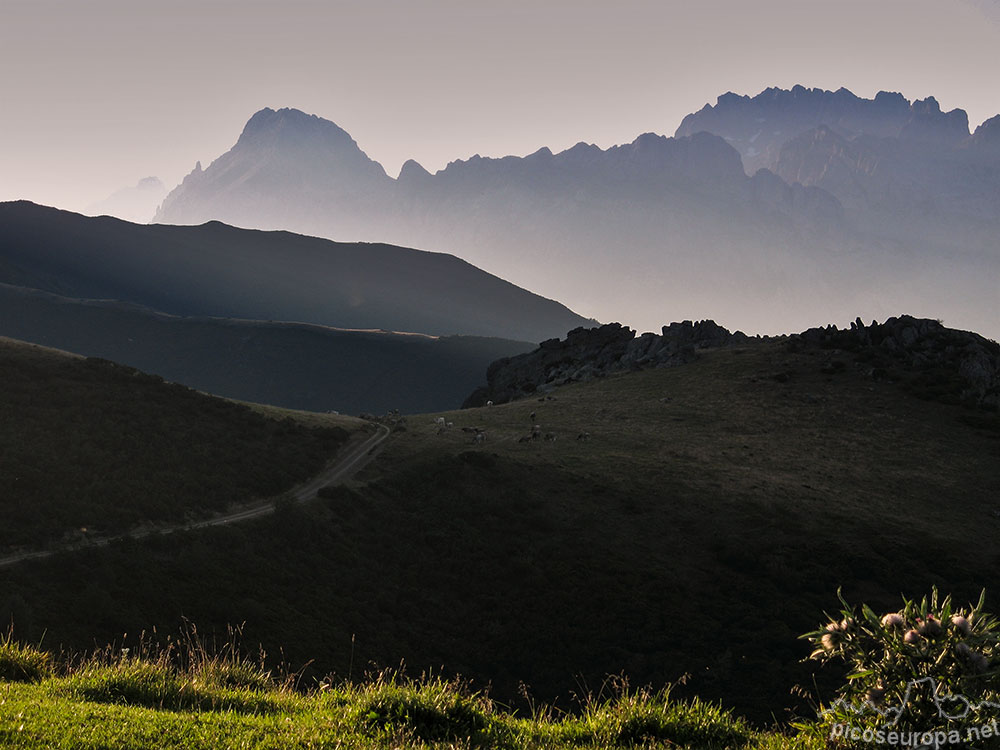 Puesta de sol desde el Mirador Collado de Llesba, Cordillera Cantabrica