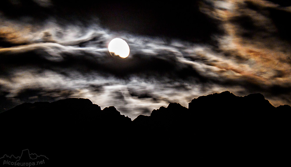 Foto: Noche de Luna Llena en el Puerto de Panderruedas, Valdeón, León, Picos de Europa.