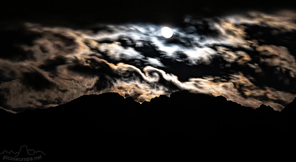 Foto: Noche de Luna Llena en el Puerto de Panderruedas, Valdeón, León, Picos de Europa.