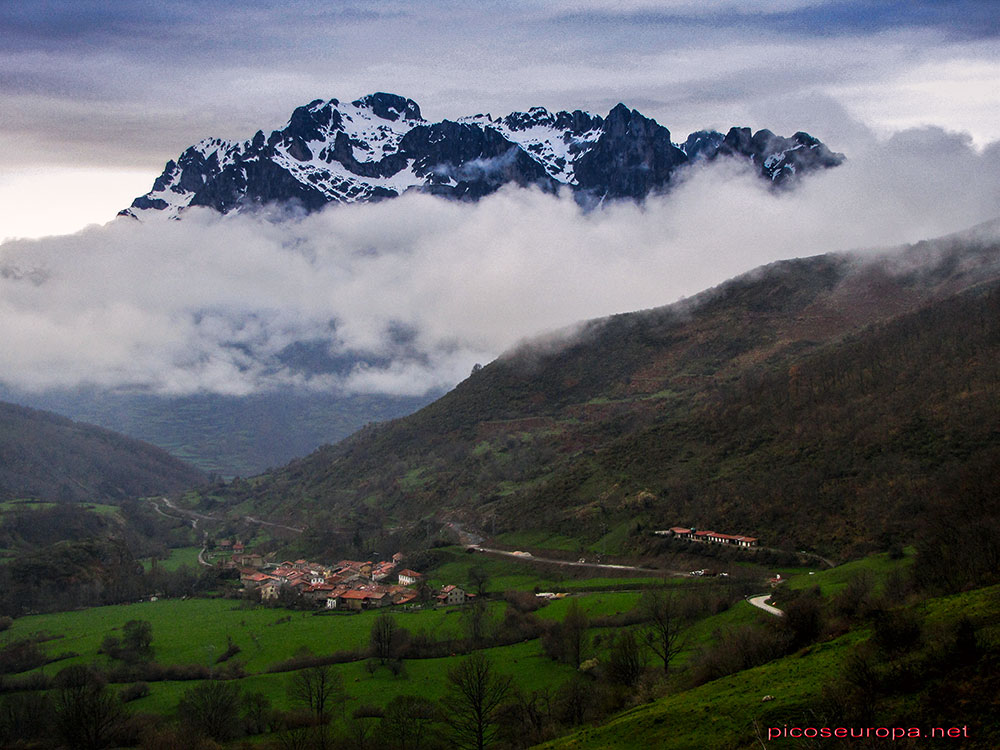 Foto: Macizo de la Bermeja y Santa Marina de Valdeón desde Puerto de Panderruedas, Parque Nacional de Picos de Europa