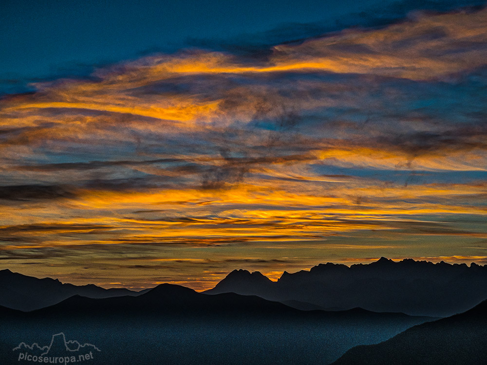 Puesta de sol sobre Picos de Europa desde el Mirador del Zorro