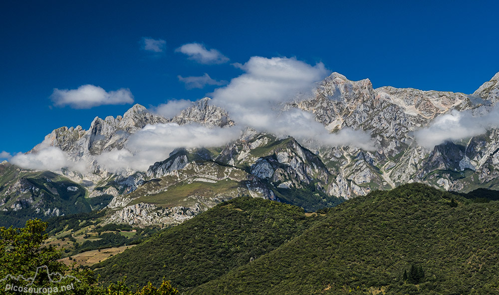 Foto: Picos de Europa desde la Ermita de San Miguel, Monasterio de Santo Toribio de Liebana, La Liebana, Cantabria