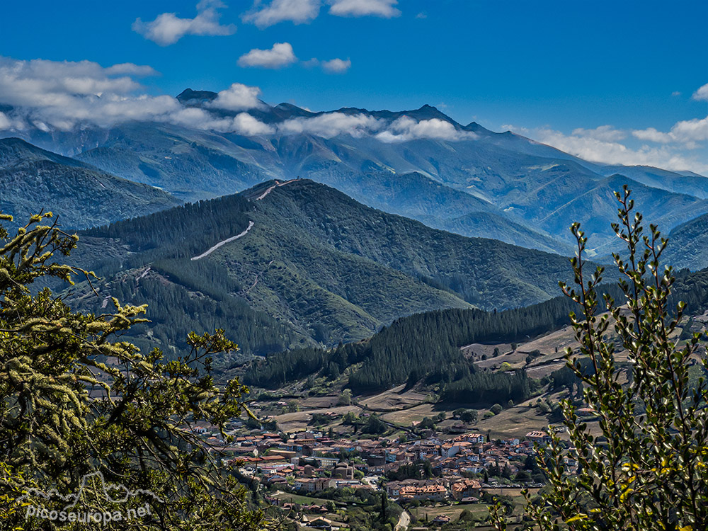 Foto: Potes, al fondo Peña Sagra, La Liébana, Cantabria