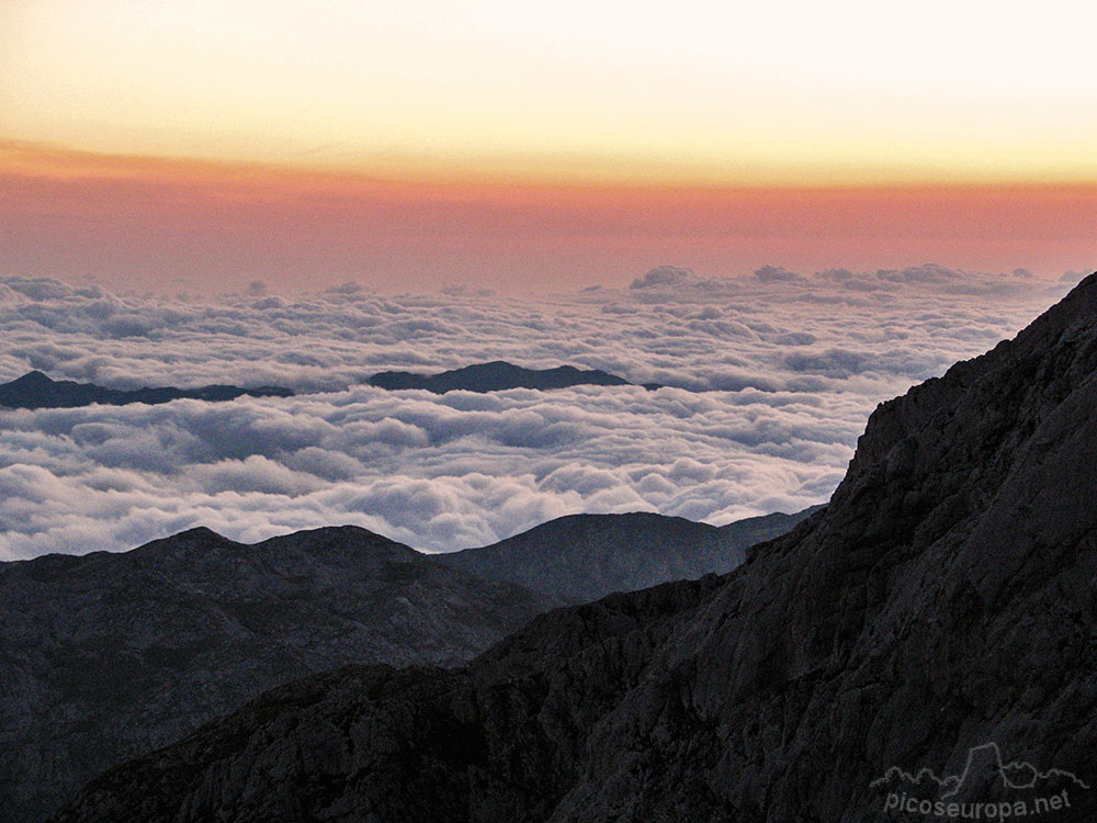 Amanecer desde la parte alta de la Canal de la Celada, Parque Nacional de los Picos de Europa, Asturias