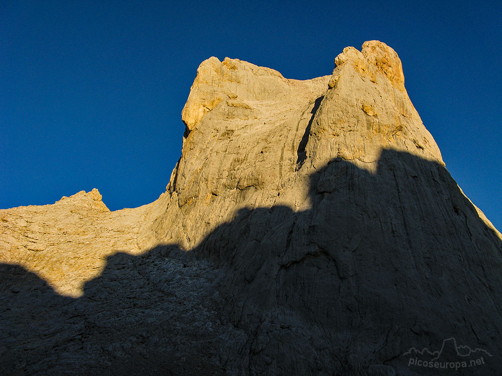 Amanecer sobre la cara sur del Pico de Urriellu, Parque Nacional de los Picos de Europa, Asturias