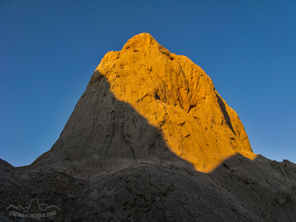 Amanecer sobre la cara Este del Pico de Urriellu, Parque Nacional de los Picos de Europa, Asturias