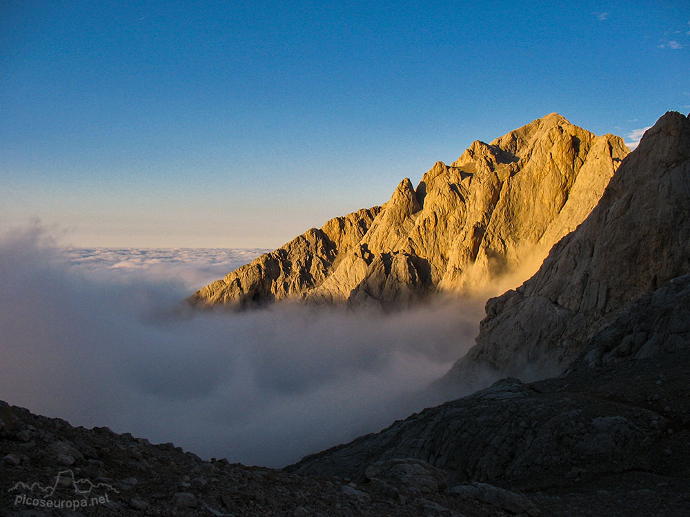 Puesta de sol sobre Peña Castil desde la parte superior de la Canal de la Celada, Parque Nacional de los Picos de Europa, Asturias