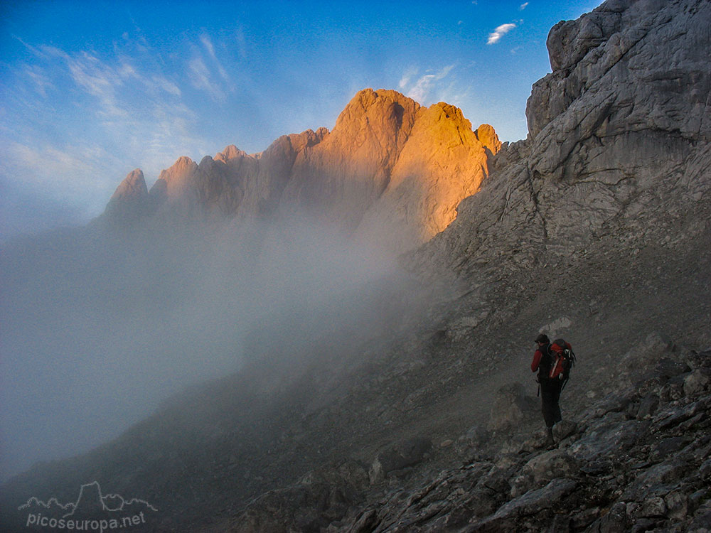 Puesta de sol sobre Peña Castil desde la parte superior de la Canal de la Celada, Parque Nacional de los Picos de Europa, Asturias