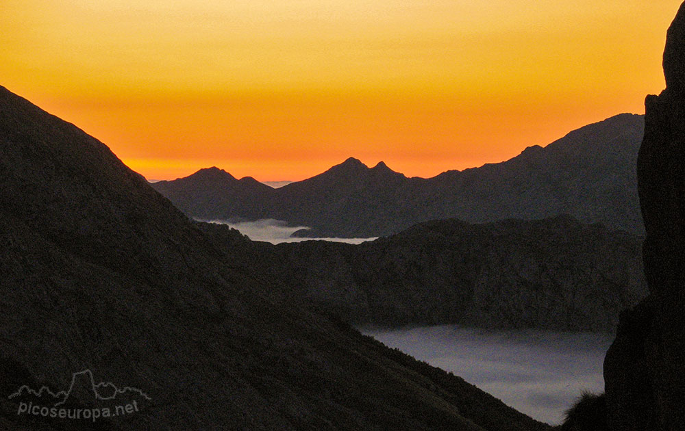 Puesta de sol en el camino del Collado de Pandebano a la Vega de Urriellu, Parque Nacional de los Picos de Europa, Asturias