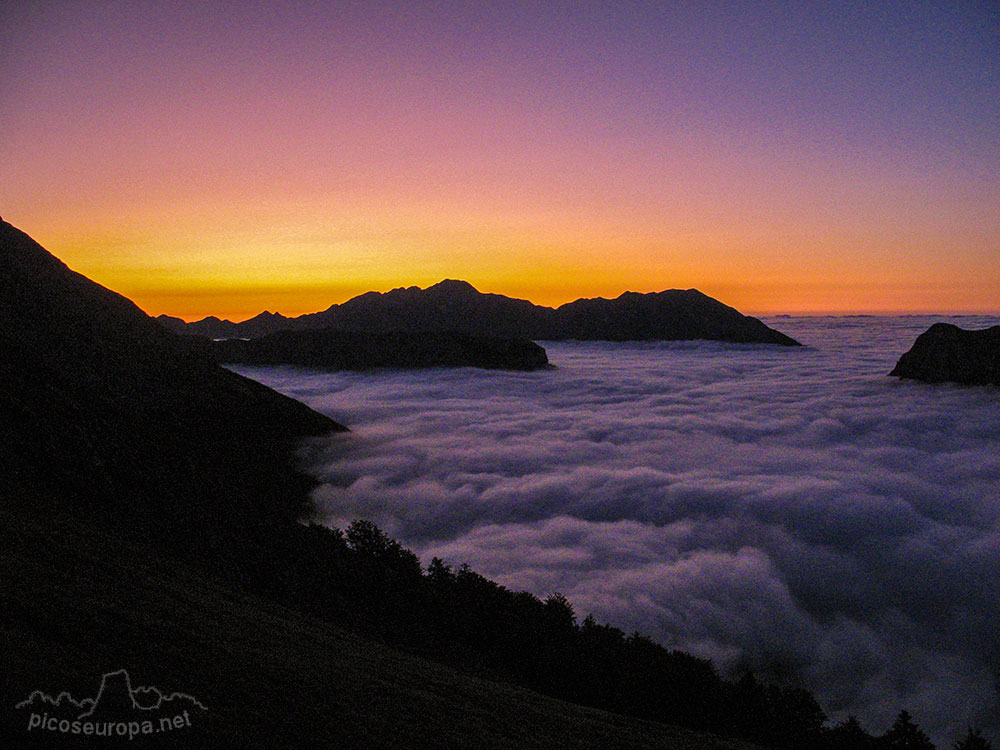 Atardecer desde las cercanias del Collado de Pandebano en el camino de subida a Urriellu, Parque Nacional de los Picos de Europa, Asturias