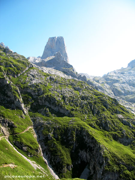 Foto: El Pico de Urriellu (Naranjo de Bulnes) desde las proximidades de Collado Vallejo